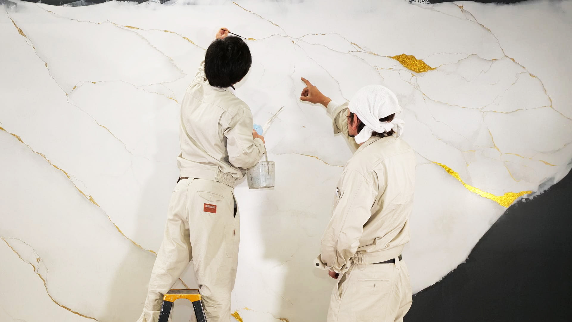 作業員の塗装作業風景