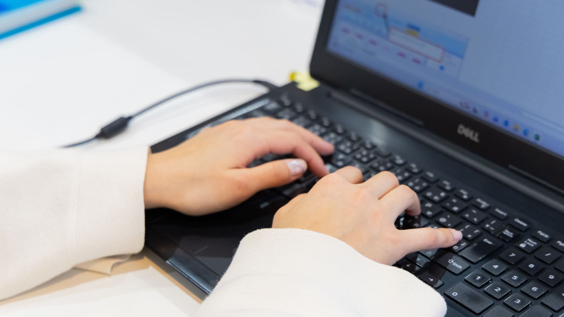 PCで作業している様子