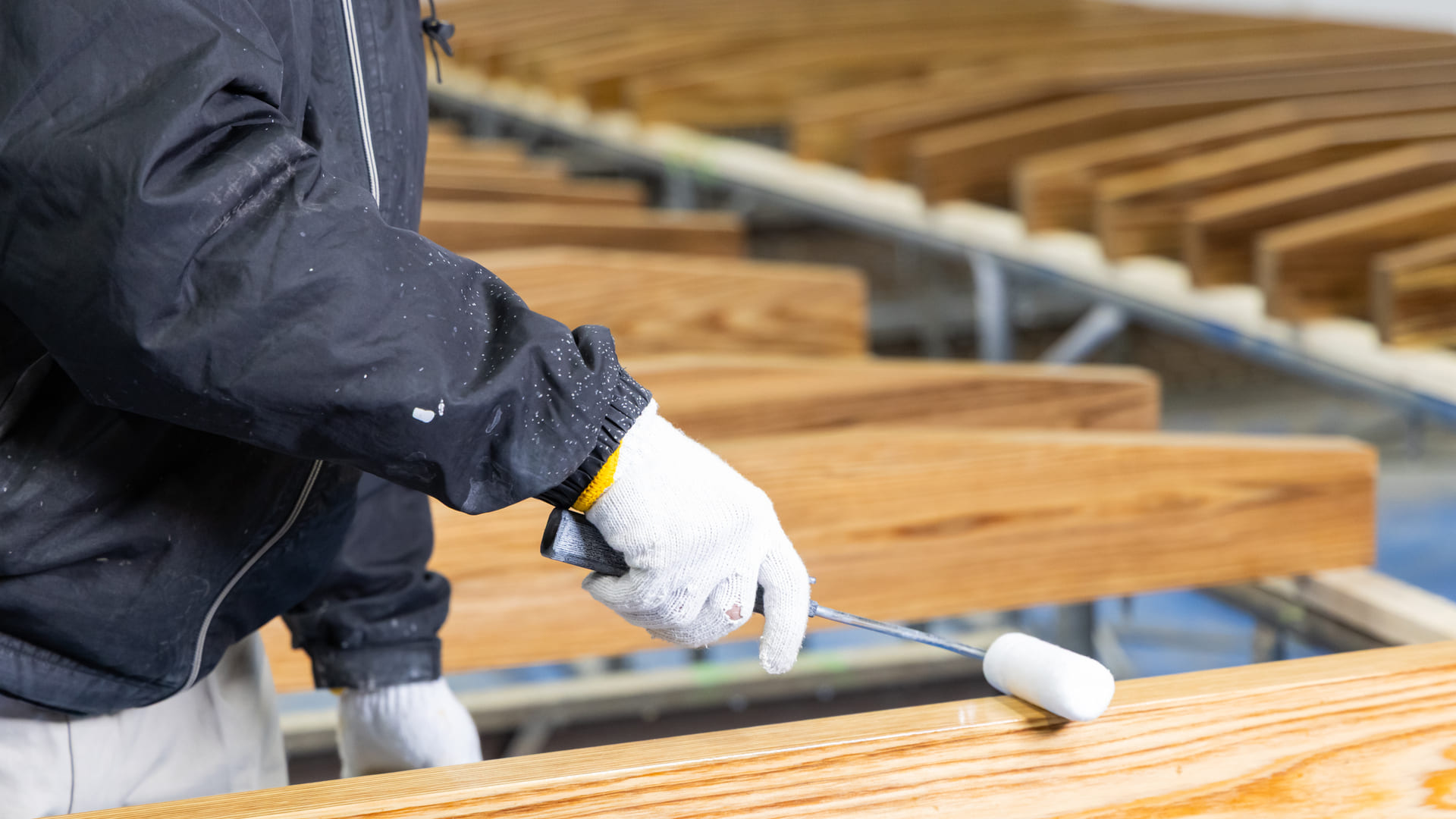 作業員が塗装を行っている様子